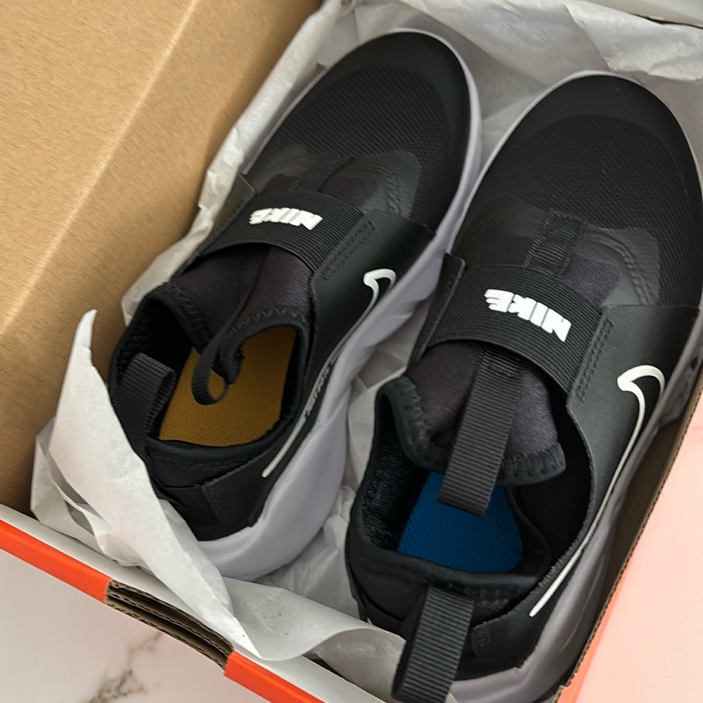 Nike Flex Runner 2 Slip-On Running Shoe Sneaker White/Black Little Kids Size 11c